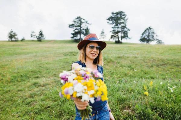 Young Woman Holding Flower Bouquet Field — Stock Photo, Image