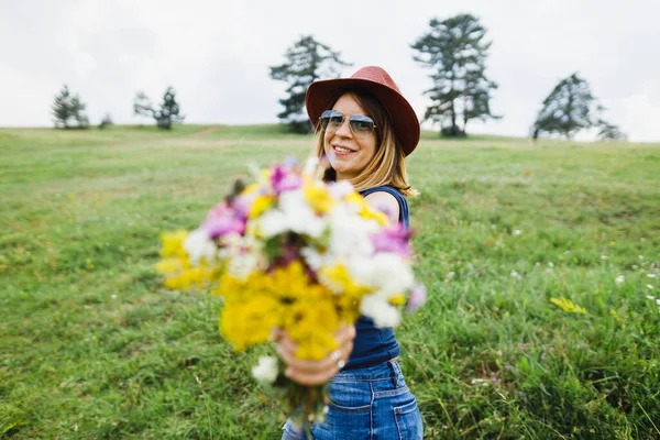 Young Woman Holding Flower Bouquet Field — Stock Photo, Image