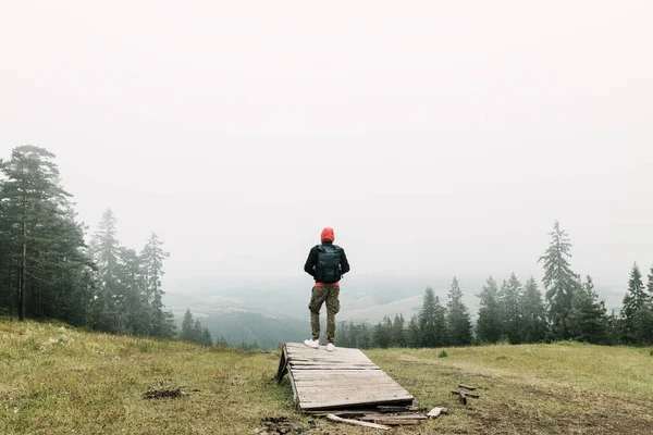 Explorador Naturaleza Disfrutando Vista Una Cordillera Brumosa — Foto de Stock