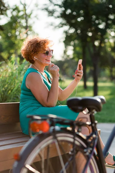 Mature Woman Using Video Call Her Smartphone Park — Stock Photo, Image