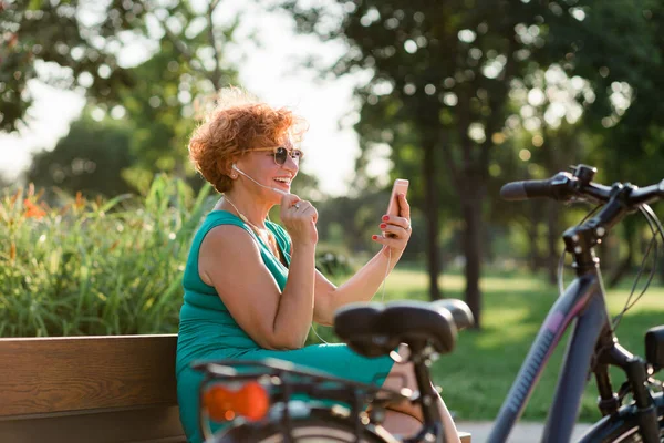 Mature Woman Using Video Call Her Smartphone Park — Stock Photo, Image