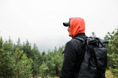 Genç erkek doğa kaşifi dağlarda