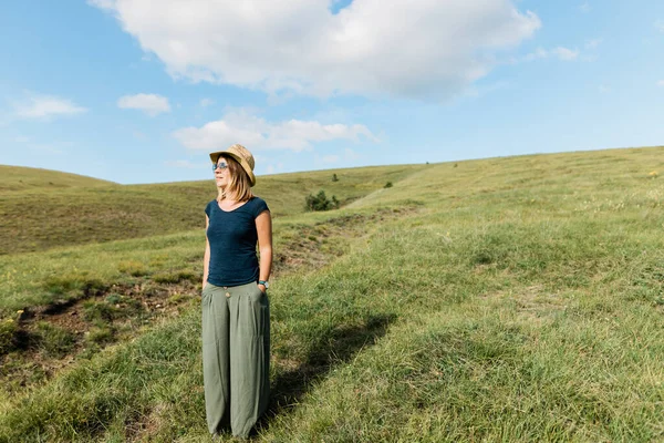 Young Woman Enjoying Hillside Meadows — Stock Photo, Image