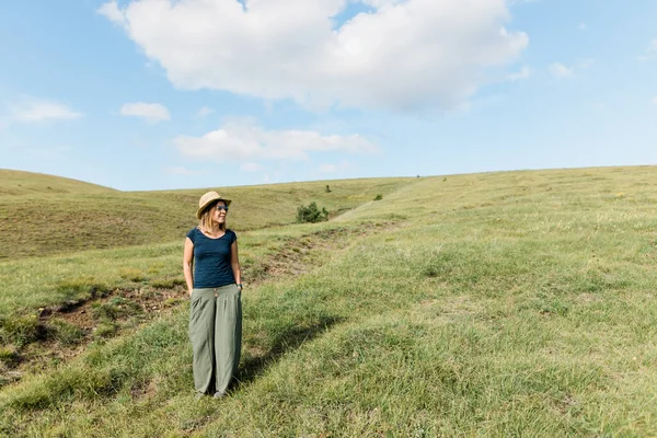 Young Woman Enjoying Hillside Meadows — Stock Photo, Image