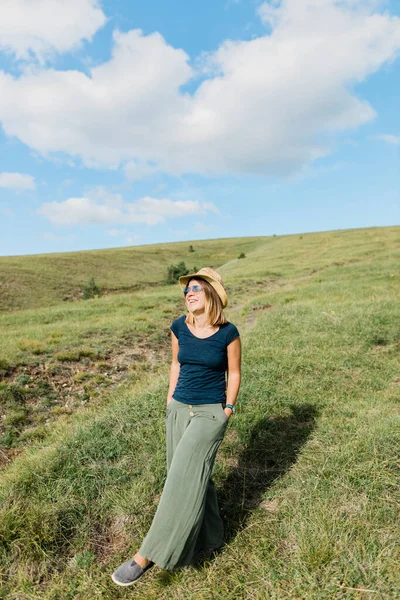 Young Woman Enjoying Hillside Meadows — Stock Photo, Image