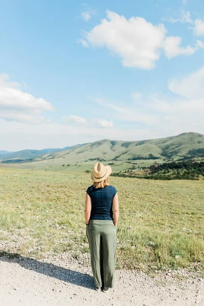 Joven Amante Naturaleza Femenina Disfrutando Vista Una Cordillera Verano — Foto de Stock