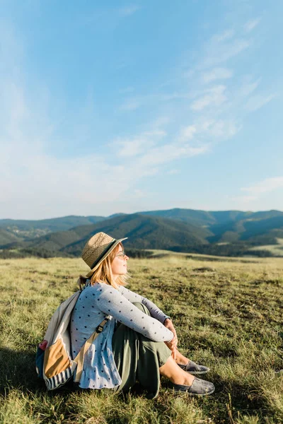 Joven Amante Naturaleza Femenina Disfrutando Puesta Sol Las Montañas — Foto de Stock