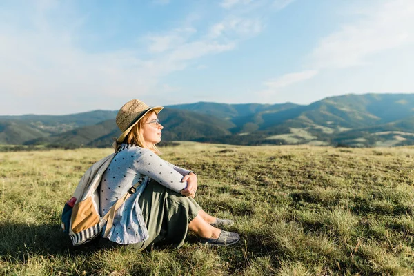 Joven Amante Naturaleza Femenina Disfrutando Puesta Sol Las Montañas — Foto de Stock