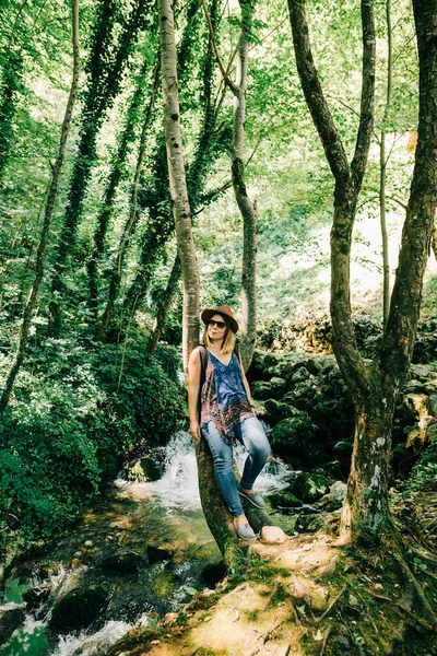 Ung Kvinna Vid Trädet Skogen — Stockfoto