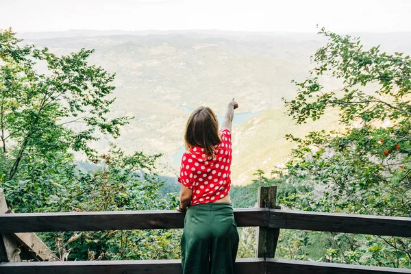 Mladá Žena Přírodovědec Těší Pohled Horského Hlediska — Stock fotografie