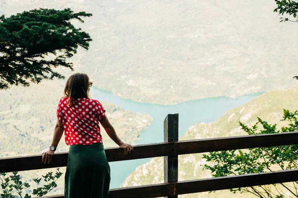 Ung Kvinnlig Naturupptäckare Njuter Utsikten Från Bergsutsiktspunkten — Stockfoto