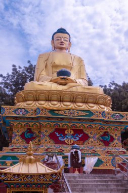 Buda Parkı 'ndaki altın Buda heykeli, Swayambhunath, Katmandu, Nepal