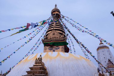 Maymun Tapınağı olarak da bilinen Swayambhunath, Nepal Katmandu 'nun kalbinde yer almaktadır ve UNESCO tarafından Dünya Mirası ilan edilmiştir.