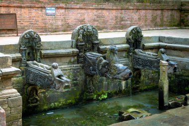 Patan Durbar Meydanı, Nepal 'de kurumuş dhunge dhara (taş oluğu)