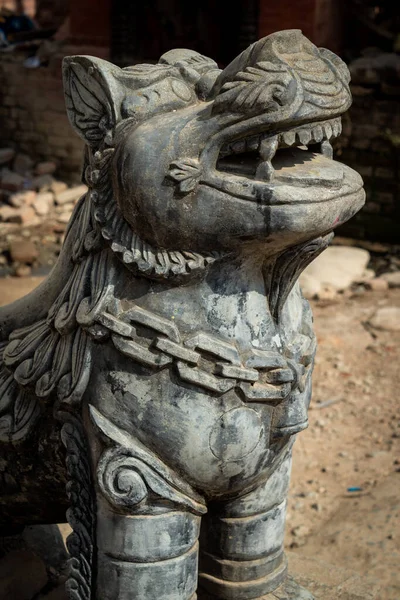 Statua Lwa Przy Wejściu Świątyni Oceń Machhendranath Patan Nepal — Zdjęcie stockowe
