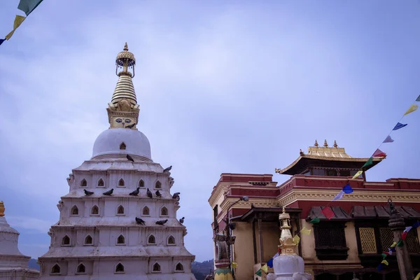 Dos Mosteiros Localizados Swayambhunath Stupa Templo Macaco Katmandu Nepal — Fotografia de Stock