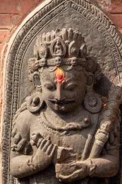 Swayambhunath, Katmandu, Nepal 'de oyulmuş bir tanrı heykeli.