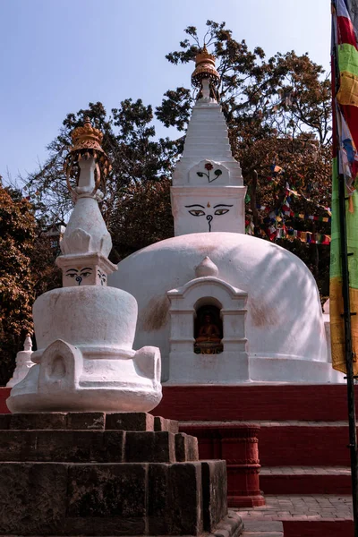 位于尼泊尔加德满都Swayambhunath基地的小塔 — 图库照片
