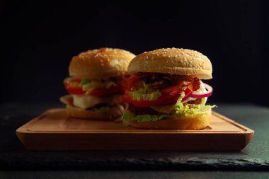 Tahtada iki hamburger. Ön manzara. Alçak tuş.