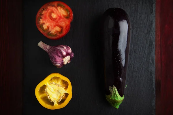 Çiğ mor lahana, sarı biber, domates ve sarımsak soğanı. Düz yatıyordu. Alçak tuş.