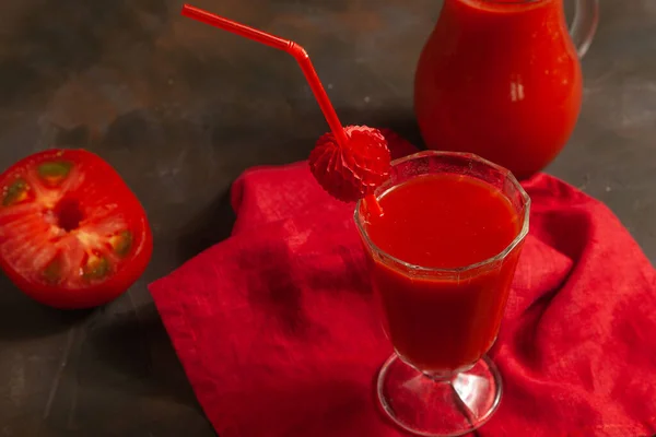 Kırmızı peçetede domates suyu ve cam kavanozla servis edilen kırmızı pipetli domates suyu..