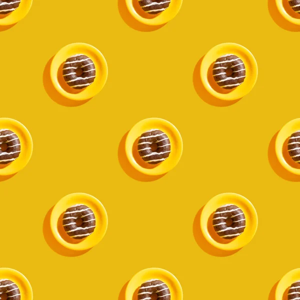 Nahtloses Muster Von Donuts Mit Schokoladenglasur Mit Weißen Streifen Auf — Stockfoto