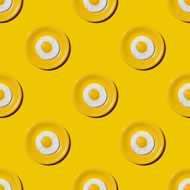 Sarı plaka üzerinde sahanda yumurta, sarı arka planda pürüzsüz desen. Yüksek çözünürlüklü. Dümdüz. Sert ışık.