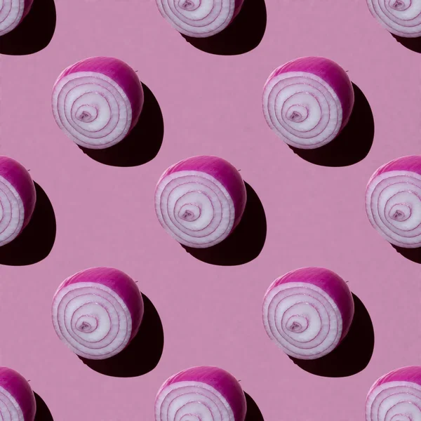 Pembe arka planda pürüzsüz kırmızı ya da mor soğan deseni. Dümdüz. Sert ışık. Güçlü gölgeler.