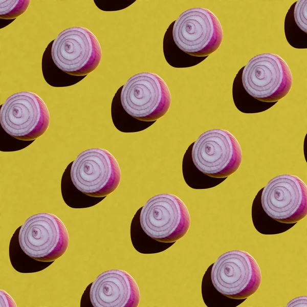  Sarı arka planda pürüzsüz kırmızı ya da mor soğan deseni. Dümdüz. Sert ışık. Güçlü gölgeler.