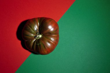 İki renkli domates hasadı. Lezzetli, iki renkli arka plan kavramına karşı sulu. Düz, sert ışık. Boşluğu kopyala.