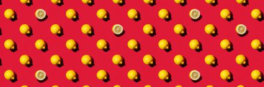 Canlı kırmızı arkaplanlı, pürüzsüz desenli, taze limonlar. Üst Manzara. Pankart. Sert ışık.