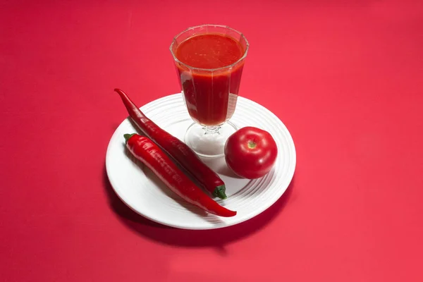 Jugo Tomate Vaso Con Dos Chiles Tomate Entero Sobre Plato —  Fotos de Stock