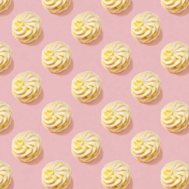 Pembe arka planda pürüzsüz sarı şekerleme deseni. Yumuşak ışık.