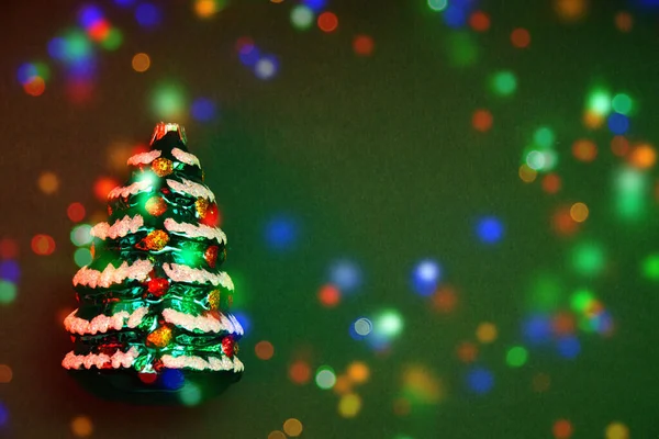 Karácsonyi Dekoráció Fenyő Ellen Zöld Háttér Piros Zöld Neon Fények — Stock Fotó