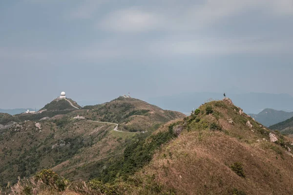 Homem Chega Pico Montanha Sozinho — Fotografia de Stock