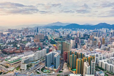 Hong Kong, Asya - 3 Aralık 2018: Şehir merkezinde Hong Kong, Kowloon gün batımı görünümü. Çevrenin Kowloon taraftan çekim.