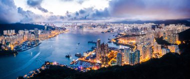 Victoria Limanı 'nın destansı hava manzarası, Hong Kong Adası' nın doğu yakasına odaklan, alacakaranlık dönemine.