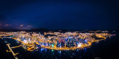 Kwun Tong 'un inanılmaz hava manzarası, Hong Kong' un doğu yakasına odaklan, gece.