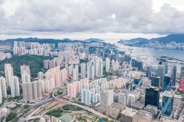 Hong Kong, Kowloon bölgesindeki şehir manzarasının destansı hava manzarası.