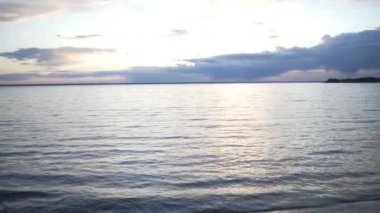 Akşam vakti ormanda gün batımı, nehrin yanındaki ormanda çadırlar, turistler için yeşil çadırlar hazır, akşam güneşi, turistler dinleniyor.