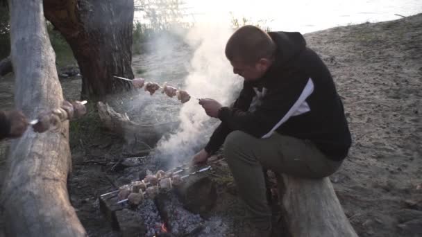 Hübscher Kerl Kocht Fleischspieße Auf Einem Feuer Wald — Stockvideo