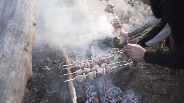 Knappe Vent Kookt Vleesspiesjes Een Vuur Het Bos — Stockvideo