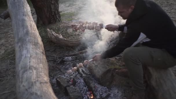 Hübscher Kerl Kocht Fleischspieße Auf Einem Feuer Wald — Stockvideo
