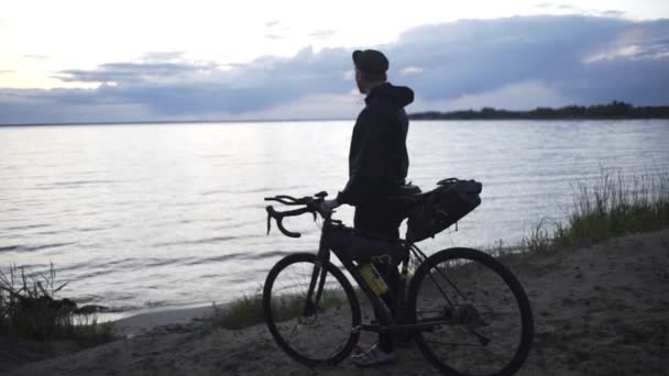 Bonito Ruivo Cara Fica Com Uma Bicicleta Perto Rio Floresta — Vídeo de Stock
