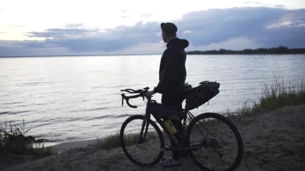 Snygg Rödhårig Kille Står Med Cykel Nära Floden Skogen Och — Stockvideo