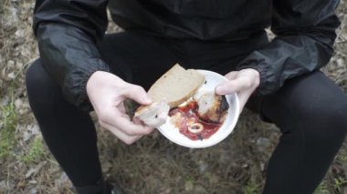 Çilli yakışıklı Riga ormanda kebap yiyor.