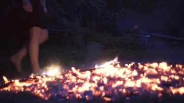 Ormanda bacaklar kızgın kömürlerde yürür.