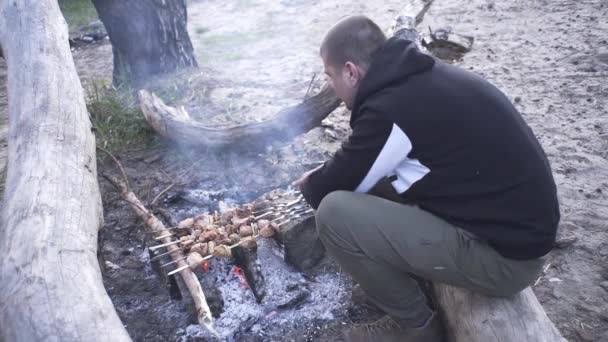 Knappe Vent Kookt Vleesspiesjes Een Vuur Het Bos — Stockvideo