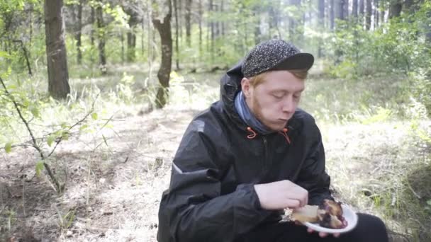 Çilli Yakışıklı Riga Ormanda Kebap Yiyor — Stok video