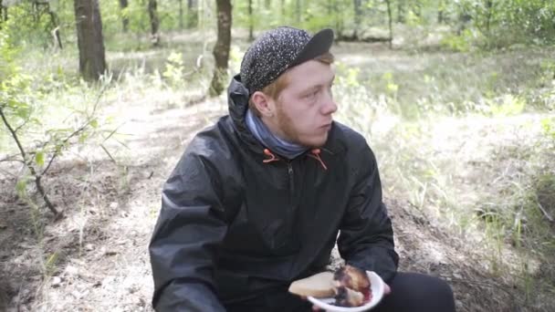 Snygg Riga Kille Med Fräknar Äter Kebab Skogen — Stockvideo